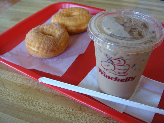 友人はシナモンドーナツ（写真手前）と、<br />ホットコーヒー（写真撮り忘れ）。<br />私はプレーンドーナツ（写真奥）と、<br />アイスカフェラテ（写真右）。<br /><br />向かいでシナモンドーナツを食べた友人が微妙な顔。笑<br />ん？！<br />カフェラテを飲んでみる。<br />あ、、、、あまい＞＜！<br />どうしてこんなにお砂糖が。くー＞＜<br /><br />プレーンドーナツは普通にドーナツでした＾＾<br /><br />有名なクラムチャウダーは食べてないので何とも言えないけど、<br />絶対行かなきゃってことはないかなぁ〜って思いました。<br />サイパン２食目もはずすの巻。＾＾：