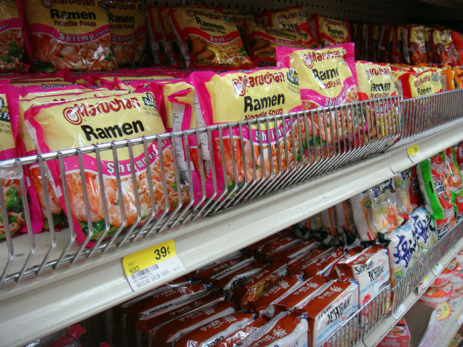 ホハファダイテル内にあるツアーデスクに行こうとホテルへ向かう。<br />ホテル手前にスーパーがあるので、チェック＾＾<br /><br /><br />まるちゃんが！＾＾<br />しかも３９セント。<br />安いー！！