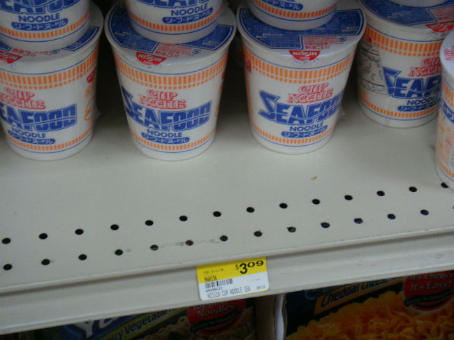 その下にはカップヌードルシーフード。<br />こちらは３ドル！！