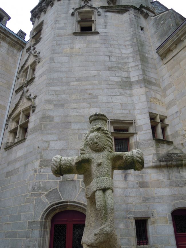 サン・コランタン大聖堂を出ると中庭のような空間があって十字架や聖者などの彫刻が置かれていました。<br /><br />15世紀に作られたカルヴェールです。<br />そんな古いものとは思えない現代にも通じる可愛いらしさ。<br />ほら鎌倉や京都でよく見かける現代物の"なごみ地蔵"さんに似てる。