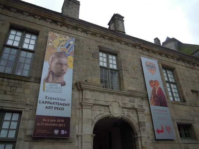 そして大聖堂に隣接して中庭を囲んで県立ブルターニュ博物館があります。<br /><br />ブルターニュの歴史や文化が展示されているようです。<br /><br />開館　6〜9月　　9時〜18時<br />　　10月〜5月　　9時〜12時<br />　　　　　　　　14時〜17時<br />休館　月曜・祝日、10〜5月の日曜の午前中<br />料金　34ユーロ、10〜5月の日曜の午後は無料<br />写真撮影　可<br />　