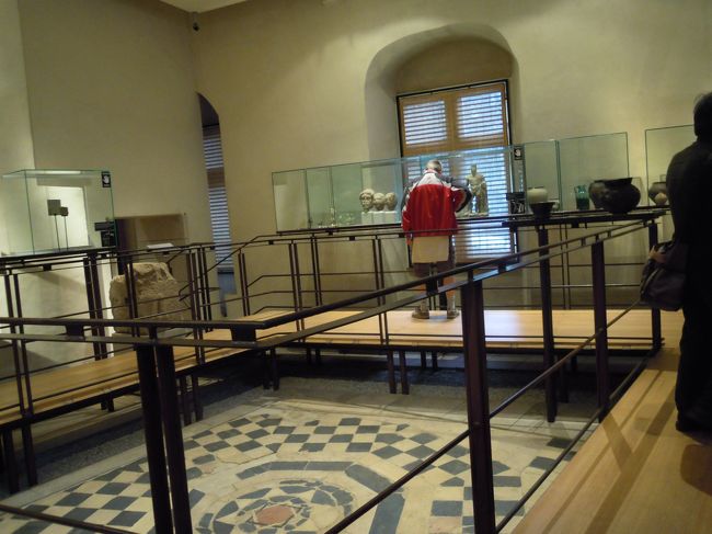 ガロ・ロマン(ガリア・ローマ)時代の展示室。<br /><br />混まず、適当に見学者がいて見学するには最適でした。