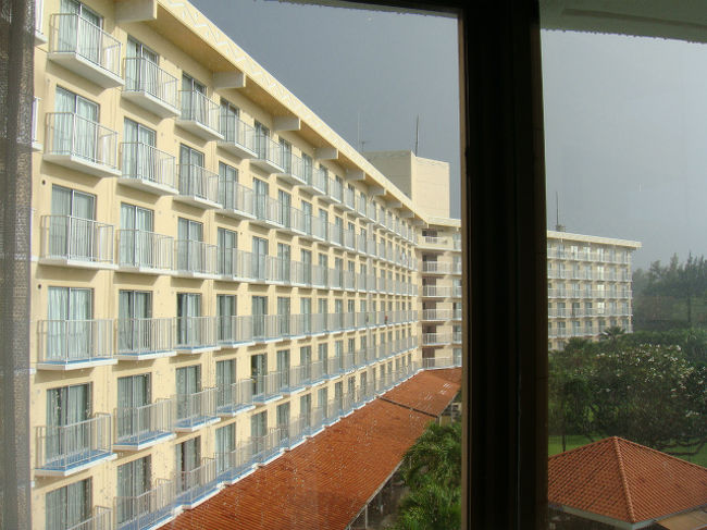 ベランダから左を向くと、本館。<br /><br />その後、ツアーデスクに行き、<br />明日のエステを予約。<br /><br />スーパーの前に寄ったロコブティクで、<br />店員さんとお話し。<br />「もしマニャガハに行くならクラゲ気を付けて！<br />昨日来てくれたお客さんが刺されてた」と。<br />そこで友人が仕入れてくれてた海情報、<br />「アクアリゾート前の海ってきれい？」と聞くと、<br />「うん、きれいだよ〜。」と言われ、心はアクアの海に＾＾<br />一度も行ったことのないマニャガハも気になったけど、<br />クラゲはいやだー＞＜<br /><br />という経緯で、<br />アクアリゾート前の海でシュノーケル、<br />アクアリゾートでランチ、<br />アクアリゾートでエステっていう２日目の予定が完成＾＾<br />ツアーデスクでエステと送迎の予約をお願いする。<br />