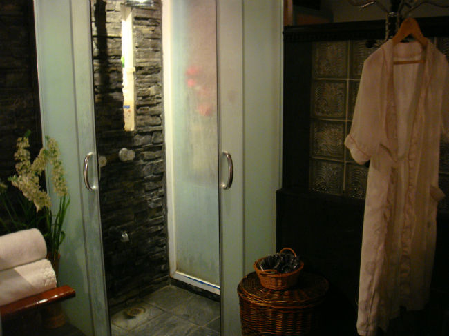 ホテルへお迎えにきてくれました。<br />（歩いて５分の距離）<br /><br />私たちだけかと思ったら、施術者２名も車に。<br />あれ？？！<br /><br />予約したスパ・ヴェルデ（Ｓｐａ　Ｖｅｒｄｅ）は、<br />ハファダイビーチホテルにあるエステ、ラグーンスパと、<br />同一経営者なのだそう。<br /><br />なるほど！<br />両方に人材はおいておけないよね〜って納得。＾＾<br /><br />そして運転してくれた方が経営者だそう。笑！<br />働き者＾＾<br /><br />（写真はエステしてもらったお部屋）<br /><br />