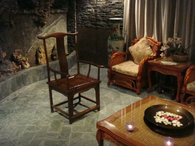 スウェディッシュ６０分で５１ドル＾＾<br />成田での両替が１ドル＝７９円なので４千円＾＾☆<br /><br />リンパも外さずにマッサージしてくれるし、<br />気持ちよかった〜！！大満足☆彡<br /><br />チップを渡して、んー！気持ちよかったと幸せ気分。<br />ガラパンにあるし、内部はきれいだし、上手だし手ごろだし。<br />スパヴェルデ良いー♪<br /><br />（写真は受け付けの向かい。<br />　混んでるとここで待ったりするのかな）