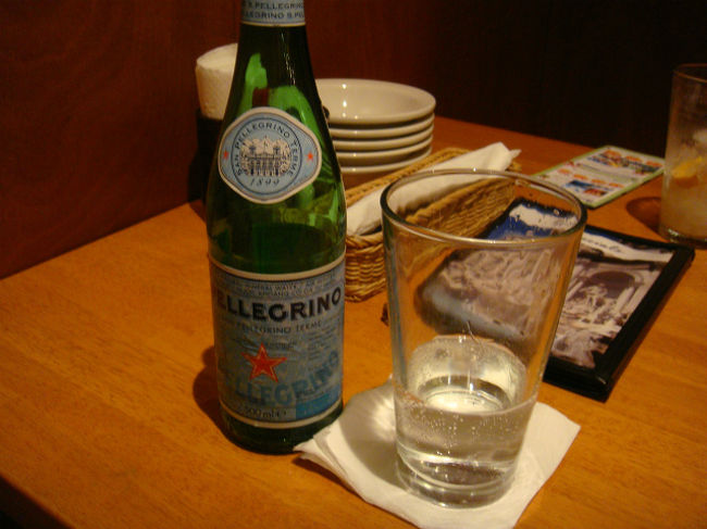 お酒に弱い私はサンペレ。<br />ガスウォーターって美味しい＾＾<br /><br />友人はビール♪<br />少しくらい、美味しいー！！とビール飲めるといいのになぁ。<br />憧れ。笑