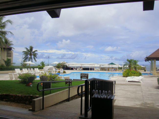 フロントをまっすぐに進むと、プール。<br />そしてその先には海＾＾<br /><br />きゃ〜〜〜。笑！！