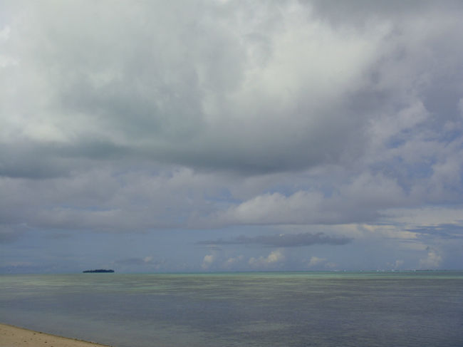 あれはマニャガハ？！<br /><br />さー！写真も撮ったし準備して海に入ろう！と、<br />昨日スーパーで買ったシュノーケルマスクを取り出す。<br />ん？！<br />つけ方がわからない。笑！<br />結局近くに居た警備のおじさん（現地人）にヘルプミーと助けてもらい、準備完了。＾＾：<br /><br />いざ海へ！！で、<br />ぎゃーーーーーーーーーーーーーーーーーーーー＞＜<br /><br />ナマコがいっぱいなのだけど・・・＞＜<br />無理、無理、入れない。<br />