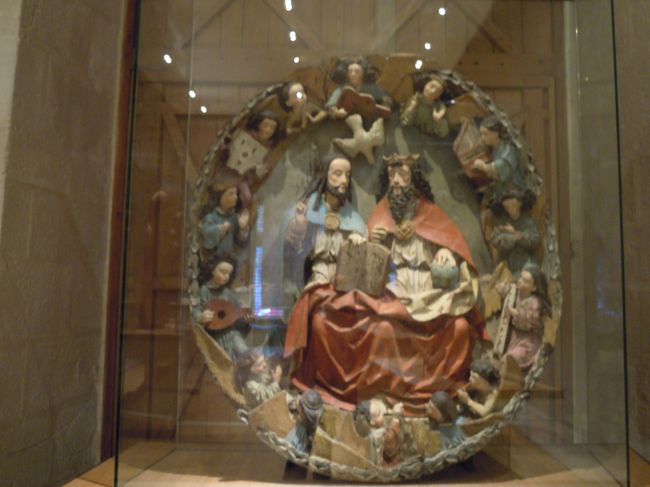 これは美しかったです。<br /><br />音楽を奏でる天使たちが三位一体(キリストと聖霊と神なる父)を囲んでいます。<br />15世紀のものだそうですが、色が落ちていない!