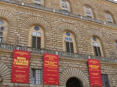 美味しいジェラートを食べ終えて元気も回復。

地図を確認すると、南へまっすぐでピッティ宮に出ます。
到着した時間は、ちょうどピッティ宮の北側の広場が全体的に日陰になっていて、みんなそこで一休みしています。

我が家も、日陰で座って一休み。
でも、子供たちはすぐに走り回っていました。

ピッティ宮の前をLinea Dのバスが走ってきます。
どうやら駅方面からのバスが目の前で止まるらしいです。しかも道も一方通行っぽいし･･･もぉ、歩き方ガイドブックの路線図、違うし。
