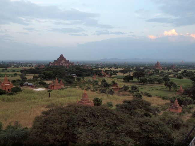 巨大パゴダの上からの眺め。平原にいくつものパゴダが生えている。よくもこんなに作ったもんだ。