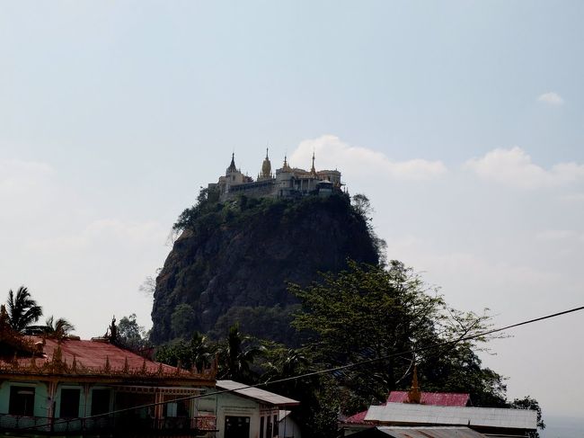 翌日、山の上に寺院があるというポッパ山に行った。山というか巨大な岩と言った感じだ。