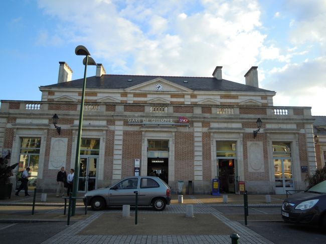 国鉄カンペール駅からスタート。<br /><br />カンペールはオデ川、ステル川、ジェ川の合流地点に位置し、ブルトン語で合流地点という意味。<br />フィニステール県の県庁所在地で、人口は県内ではブレストに次いで2番目の約65000人。