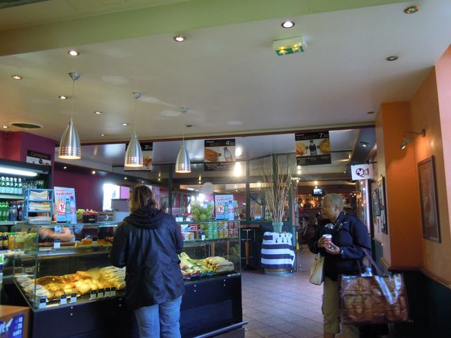 フィニステール県では大都会といってもそれほど大きくない町の駅にしては立派な売店とビュッフェ。<br /><br />ちょっと覗いてみましょうか。