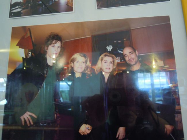 ビュッフェの壁に新聞が貼ってありました。<br /><br />『カトリーヌ・ドヌーヴ、カンペール駅のビュッフェに来たる』<br />と書いてありました。<br /><br />「カトリーヌ・ドヌーヴがわざわざ来るほどのビュッフェでもないけどな」<br />と笑う夫。<br />「バカね〜映画のロケに来たから表敬訪問で寄ったのよ」<br />と私。