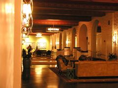 マイタイ・バーのあるロイヤル・ハワイアン・ホテル(「ピンク・パレス」とも呼ばれています）のロビー。

