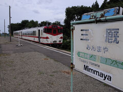 途中の中小国で立派な津軽海峡線と別れ、単線の細道をのんびりと走って行く。
内陸を走るので、車窓は思ったよりも単調だ。
そして、14時39分に津軽半島最北端の駅、三厩駅に到着した。
その駅は、思いのほか大きな駅だったので驚いた。