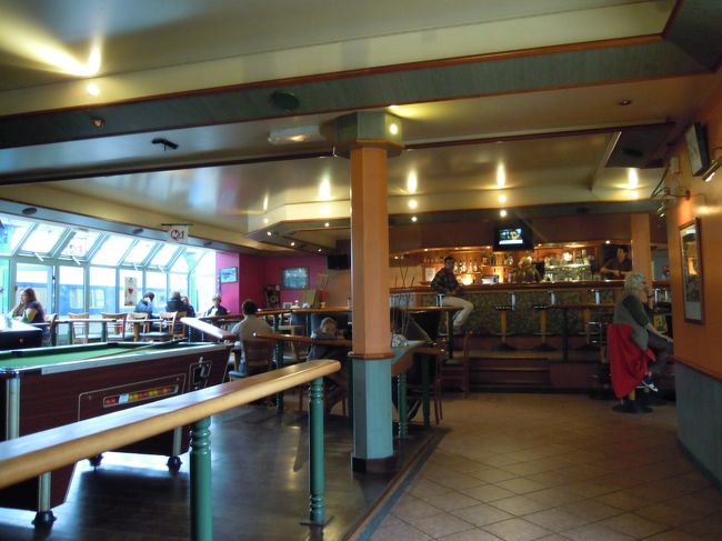 カトリーヌ・コクリコはビュッフェに入ってみました。<br /><br />夫はビール、私はコーヒー。<br /><br />「ウチの近くの県庁所在地の駅構内(当時大々的に工事中、帰国後ほぼ完成した大きな駅^^;)にだってこんな洒落たビュッフェはないぞ。こんな小さな町の駅なのにたいしたもんだなー」<br />と夫。<br /><br />