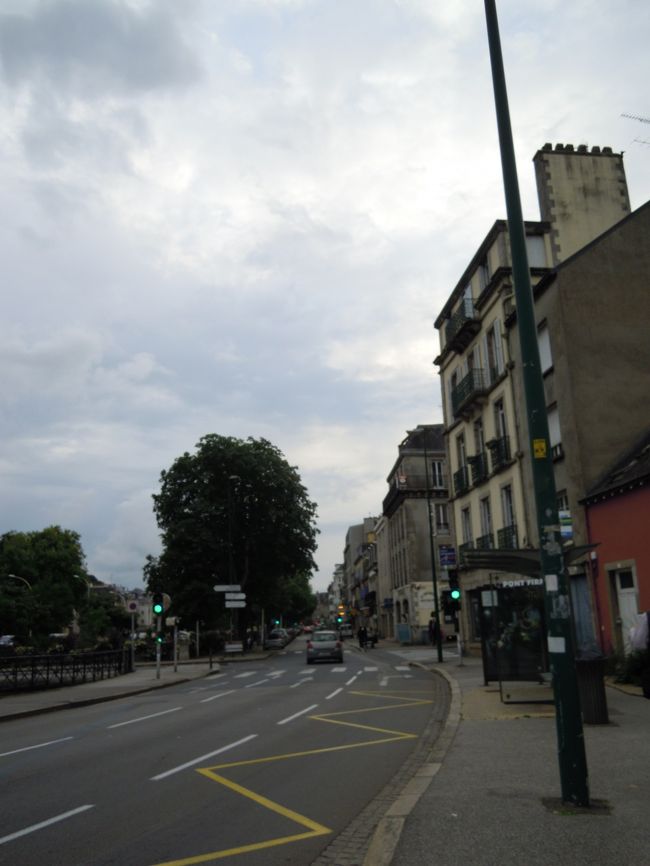 駅前のジャック・カルティエ通りを東に進むと旧市街。<br /><br />カンペール駅前の通りはこんなものです。<br />ごくごく普通の田舎の町。