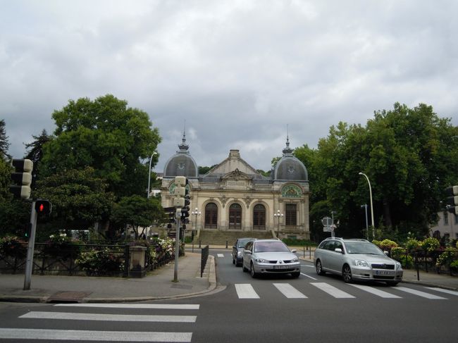 川を隔てた左手には立派な建物は、<br />マックス・ジャコブ劇場!<br /><br />カンペールが生んだ有名人は二人、マックス・ジャコブとラエンネック。<br /><br />詩人で小説家のマックス・ジャコブの名のついた劇場。<br />カンペールにもちゃんと劇場文化が根付いていました。<br /><br />週末はちょっとお洒落して<br />「マックス・ジャコブ劇場に劇を観に行くの」<br />という日常、、、小さな町ですべて事足りる生活してみたいな。