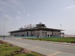 修理屋さんを呼んでファンが回り再び走りだした「紅旗」で９月７日から開港の新庫車空港へ。建物はあるけれどまだ工事中で仮ターミナルへ。職員はお昼の休憩で乗客は表で待たされる。