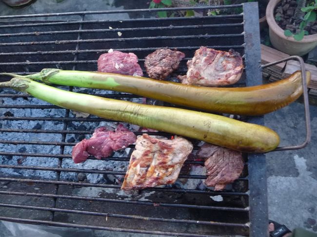 今考えると私が準備していたのはBBQセット、炭、ビール、・・・食べるものは・・・持ってきてくれました・・・