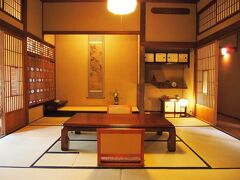 由布院・山荘無量塔の「昭和の別荘」の和室。８畳と６畳の続き間。左側は広縁、右側は中庭の見える廊下。
http://www.sansou-murata.com/

