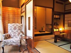 広縁と凝った造りの和室。「昭和の別荘」は昭和時代の別府の民家を移築したものである。


