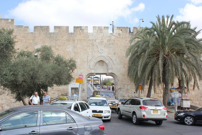 旧市街に向かいます。<br />エルサレムの旧市街は高い塀で囲われており、<br />いくつかあるゲートを通って内側に入るのです。<br />これが迷うのなんのって。