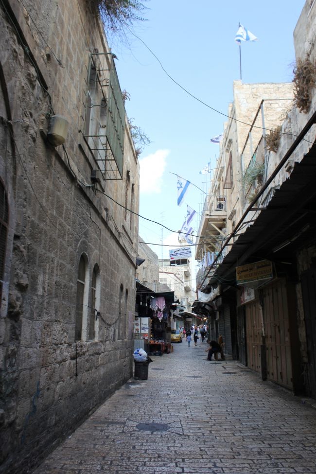 雰囲気があって、歩くのが楽しいです♪<br />けれどもこんな場所で子どもたちが、銃のおもちゃでバンバン撃ち合って遊んでるのには驚きました。<br />それもそう、そこら中に立派な銃を持った軍人がいるんですよね。<br />この国ではこの状況が当たり前。<br /><br />BB弾とはいえ、流れ弾があたってきたりして痛かったです。<br />普通に相手したりすると、おちょくって撃ってきたりします。