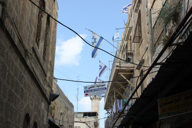 イスラエル国旗がたくさん掲げられています。