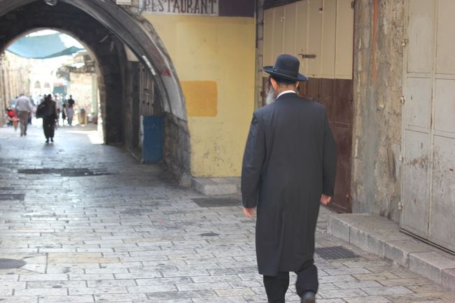 ユダヤ教正統派の人。<br />彼らは兵役を免除され、祈ったり聖書の勉強をすることが仕事なんだとか。