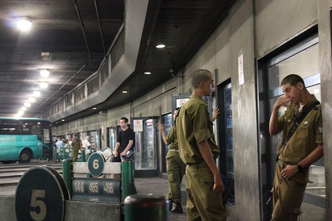 こういう兵士が色んなとこにいます。<br />バスにも普通に乗ってたりして、普通に寝てます。<br />兵役＝大変というイメージを覆されました（もちろん大変なことも多いと思いますが）