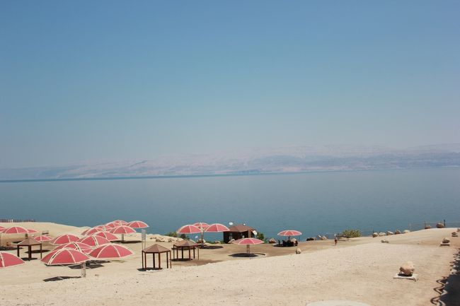 バスで1時間程たつと死海のパブリックビーチに到着です！<br />この写真、少しCGっぽい。
