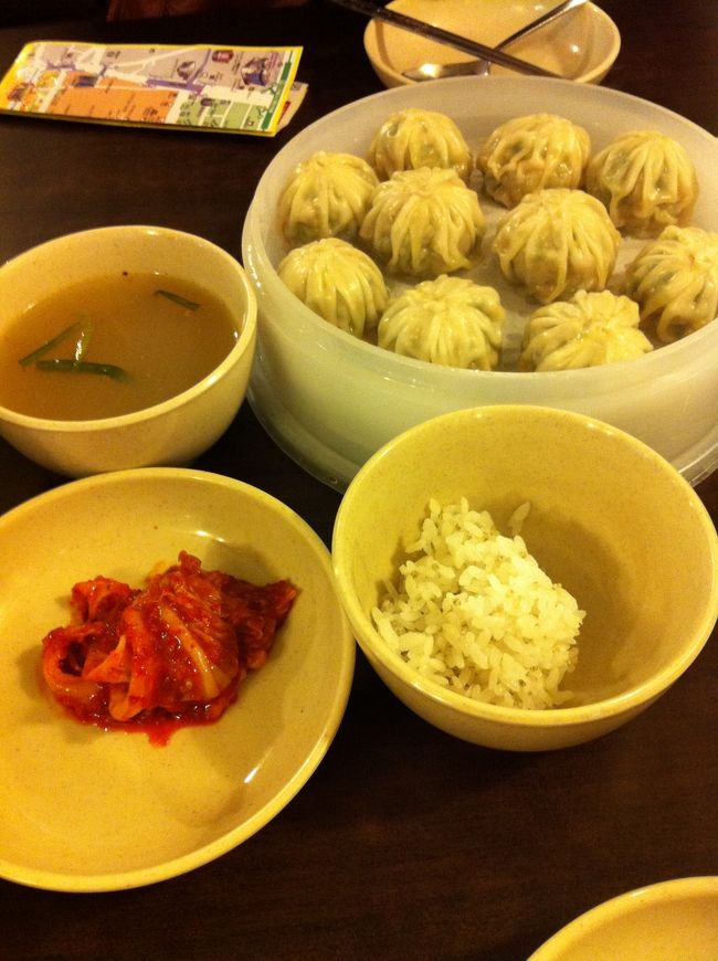 周りを見ながら食べ方を確認。<br />カンの中に入ってるやつと一緒に食べるとめっちゃ美味しかった！！<br />隣の席の現地人ぽい人がやってたから真似しましたｗｗ