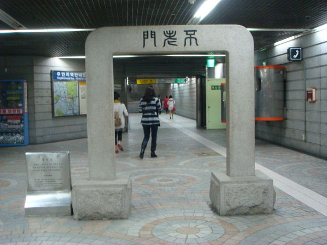 この出口も、おじさんが教えてくれて（＾＾）<br />おじさん：どこに行きたいの？→私：景福宮。→おじさん：ついておいで！<br />大丈夫かな？！なんて心配しながら（距離をおいて）ついて行くと・・・<br />一番近い出口を教えてくれました！！<br />最後に、楽しんでおいで〜！と言って去っていきましたｗ<br />優しすぎる・・・。<br />少しでも疑った事ホントに申し訳なく思います。。。