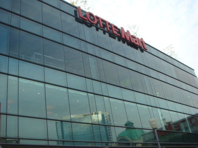 ロッテマート！！！！<br />ガイドブックにお土産はここで★みたいに書いてたので来ちゃいました！！<br />海苔も、屋台で売ってるやつの２分の１とか３分の１くらいで買えます♪<br />他の物も安くていっぱい買っちゃいました（＾∀＾）