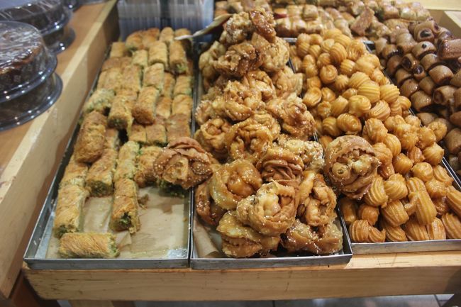 パン屋さんでパシャリ。<br />これなんていかにも中東らしいパン（お菓子）ですね。