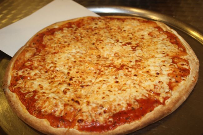 おなかが空いたのでピザです。<br />安いところを探して入りました。<br />1枚で800円しないくらいだったかな？<br />お味はめちゃくちゃ美味しかった。