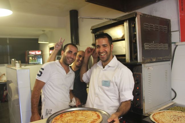 一眼レフ首からぶら下げていたので、<br />陽気な店員さんが「俺たちの写真を撮れ！」と。<br />今までで一番旨かったよ〜と伝えておきました。