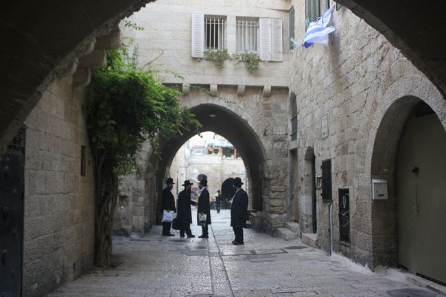 旧市街に戻ります。<br />こうして正統派の人々な、正統派同士でつるんでいるのをよく見かけました。