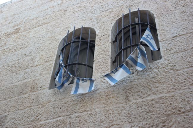 上を見上げると、イスラエル国旗。