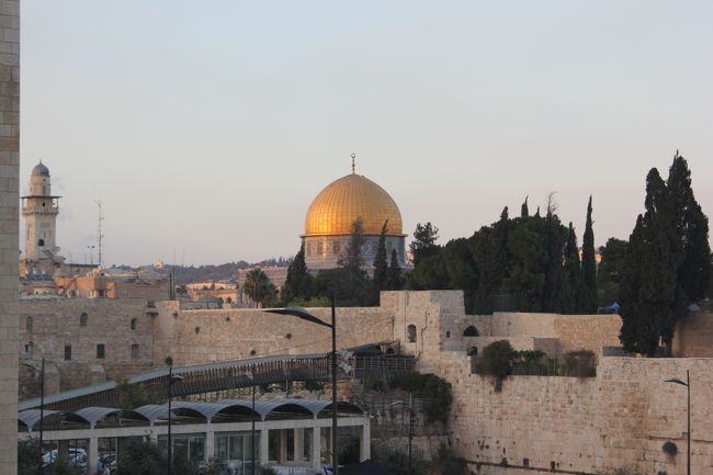 岩のドーム。<br />イスラム教徒以外は入ることが出来ません。<br />ムハンマドが昇天したと言われている場所です。