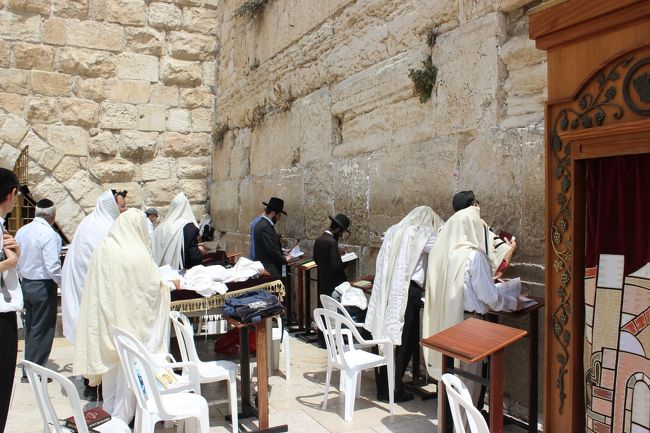 正統派の方もいらっしゃいます。<br />この白装束の方々は何なんでしょう？<br />みなさん一生懸命祈っているので、<br />あまり近づいて撮ることができませんでした。<br />このエリアに入れただけでも有り難いことですね。