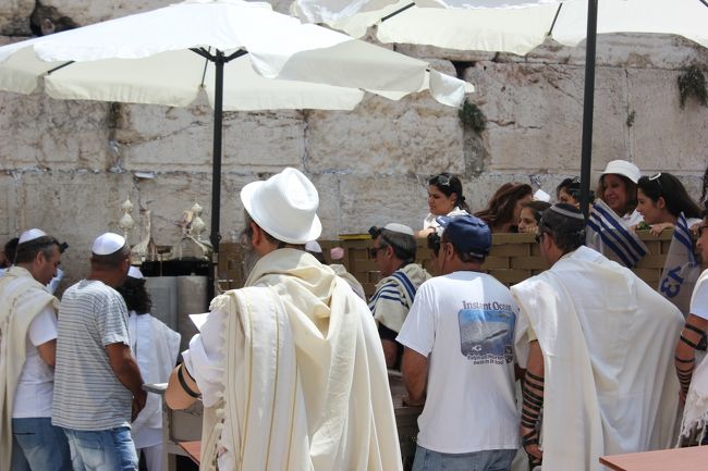 嘆きの壁は男性と女性で入り口が別れているのですが、<br />その間の所で子どもの洗礼をしていました。