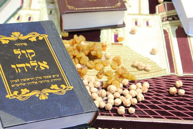 テーブルの上に多くの聖書とお供え物？がありました。<br />