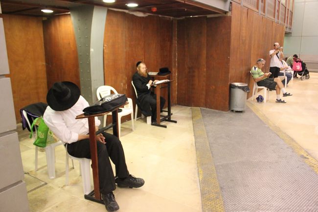 いくら信仰深くても、眠たいときは眠たいよね。