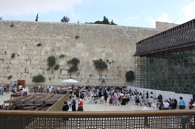 こちらが女性側の嘆きの壁。<br />当然入られません。