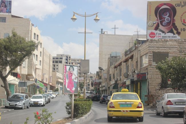 バスターミナルからバスに乗り1時間弱、<br />パレスチナ自治区のベツレヘムに到着です！<br />終点でした。<br />パレスチナ自治区に入るとき、出る時は兵士によるパスポートチェックがあります。<br />やはり雰囲気が少し違う気がする。。。<br />ここでコロンビアとベネズエラから来た旅行者とタクシーをシェアして生誕教会へ。<br />運転手の営業トークが凄いです。<br />歩きは遠いから無理だよと言われまくりましたが、方向さえ分かっていれば<br />スーク（？）を通って簡単に行けます。