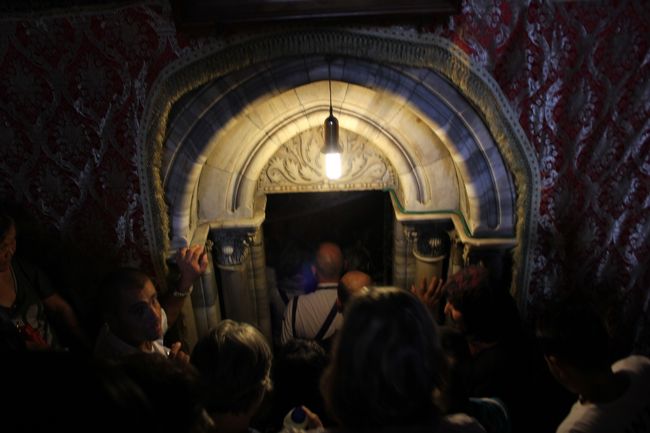 この入り口を下ると、中にキリストが生まれたとされている場所があります。<br />ちなみに僕は幼稚園の頃キリスト教の幼稚園に通っていて、<br />学芸会でヨセフの役をやりました。<br />その頃はまさかこんな場所に来るとは、当然ですが思っていませんでした。